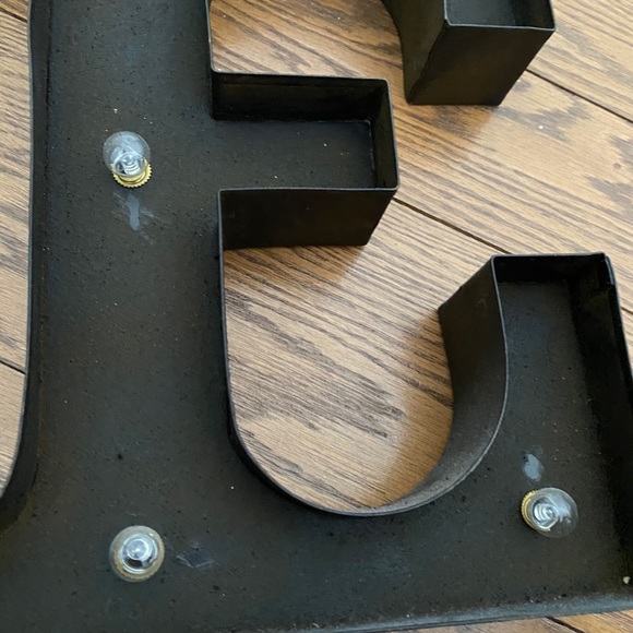 💡 “E” light-up house decor - Picture 3 of 6